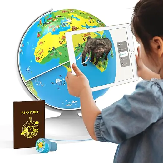 El globo más la aplicación llevan al niño a un viaje de realidad aumentada alrededor del mundo. Divertido.